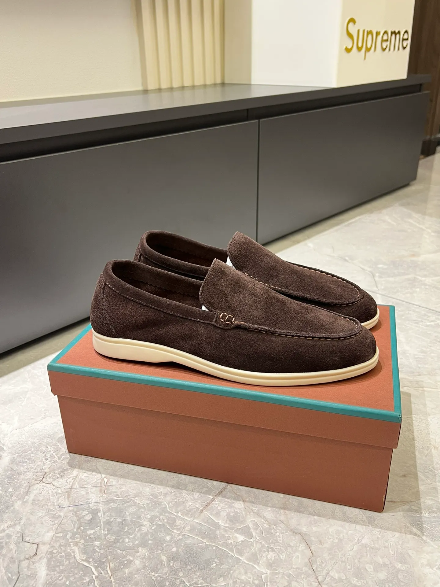 Men's shoes 💰p360 "Loro men's shoes 💰pian'*" Classic L men's shoes for couples 💰p Top version British flat loafers, a must-have item in old money style, the minimalist design is eye-catching and durable, a plus point for dressing The soft foot feel and texture are outstanding. They don’t scratch your feet and are very nice. They are matched with soft and waxy soles. They can be worn daily for a long time without getting tired. They are easy to wear, versatile and classic items, with perfect foot feel and texture! Imported cashmere fabric, the lining is made of imported A-grade water-dyed cow lining, the top version of the genuine leather midsole is sewn with pure handmade mark thread! Size: Female 35-40 (34. Customized) Male 38-44 (45.46. Customized)